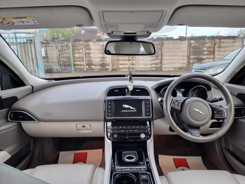 JAGUAR XE