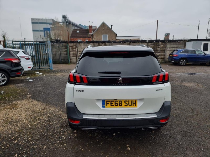 PEUGEOT 5008